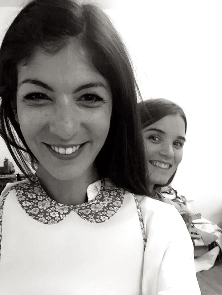 image en noir et blanc des deux créatrices de la marque  Image