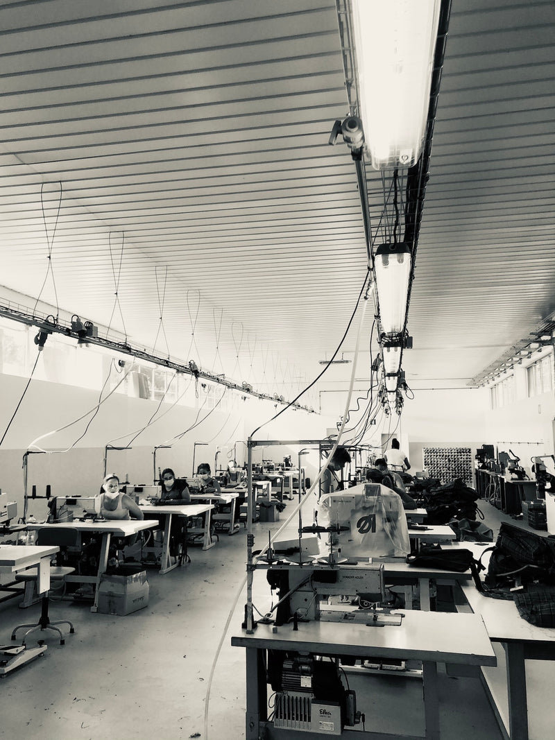image en noir et blanc de l'usine avec laquelle bebel travaille au Portugal